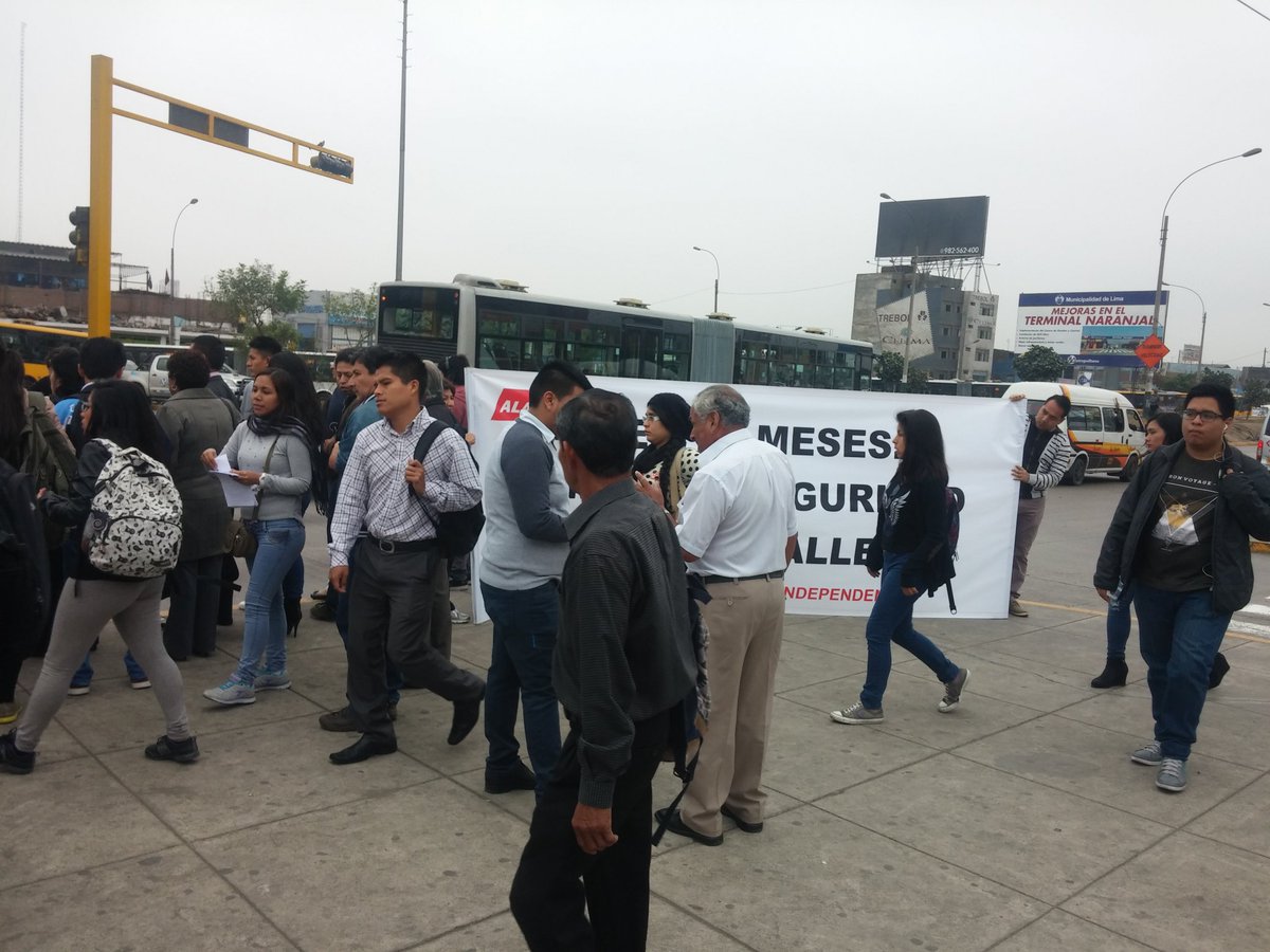 Jhona_AlvarezM's tweet photo. @AlanGarciaPeru #MasSeguridaden12Meses en la estación Naranjal del Metropolitano el colectivo @S21_Indp https://t.co/UB1u58dOjT