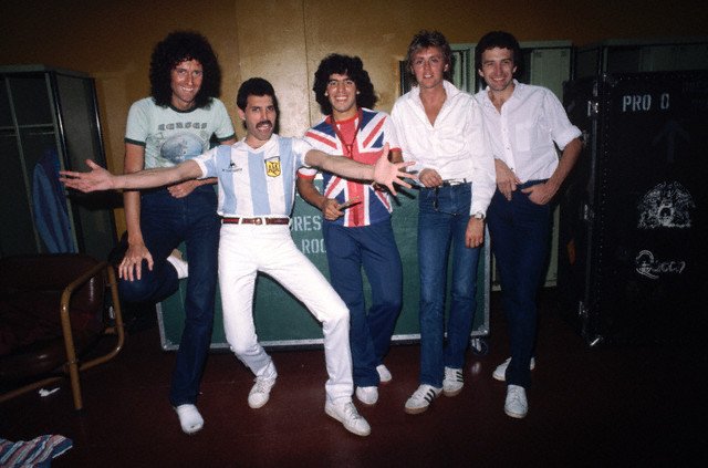 EmiEscudero7's tweet photo. #FreddieMercury con Maradona. #NadaMejorQue esta foto. Algun idolo mas?. Esta cam. se quedo ciega despues de esto. https://t.co/HsjqSOWD4Q