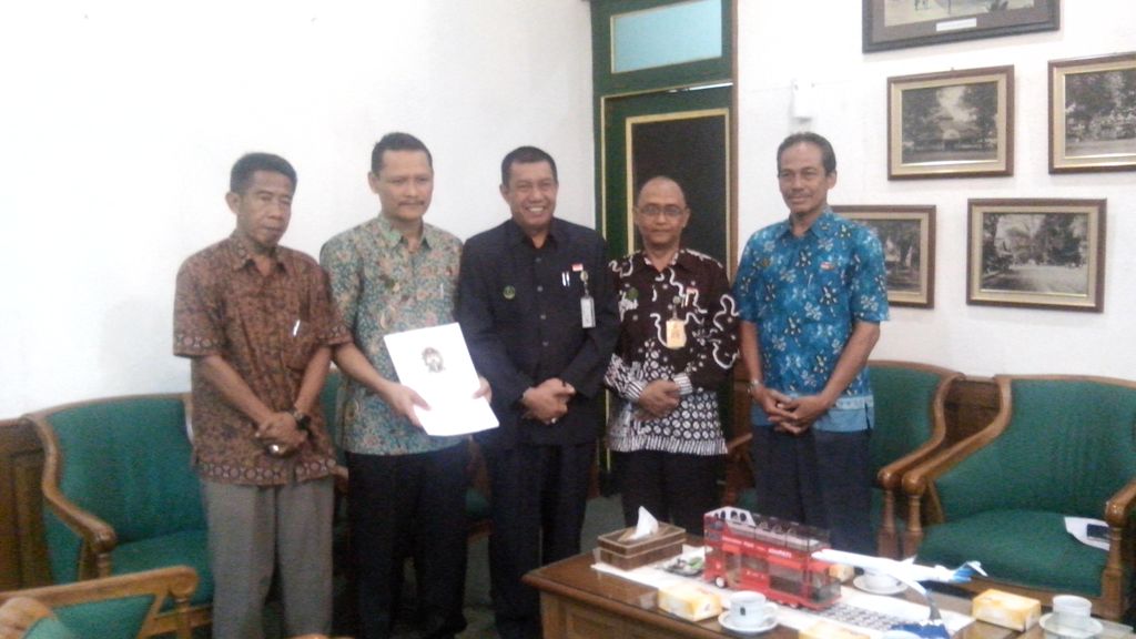 Penyerahan hadiah juara umum porgukar 2015 oleh walikota yogyakarta kepada tim porgukar <a href="/smkn3jogja/">SMKN 3 Yogyakarta</a>