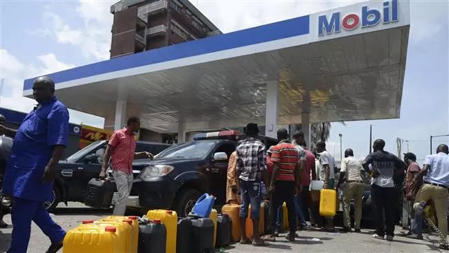 legitngnews's tweet photo. Marketers Defy DPR, As Petrol Now Goes For N300/Litre In Port Harcourt https://t.co/N3AJxzzWLK #FuelScarcity https://t.co/wrkrZPw2Gq