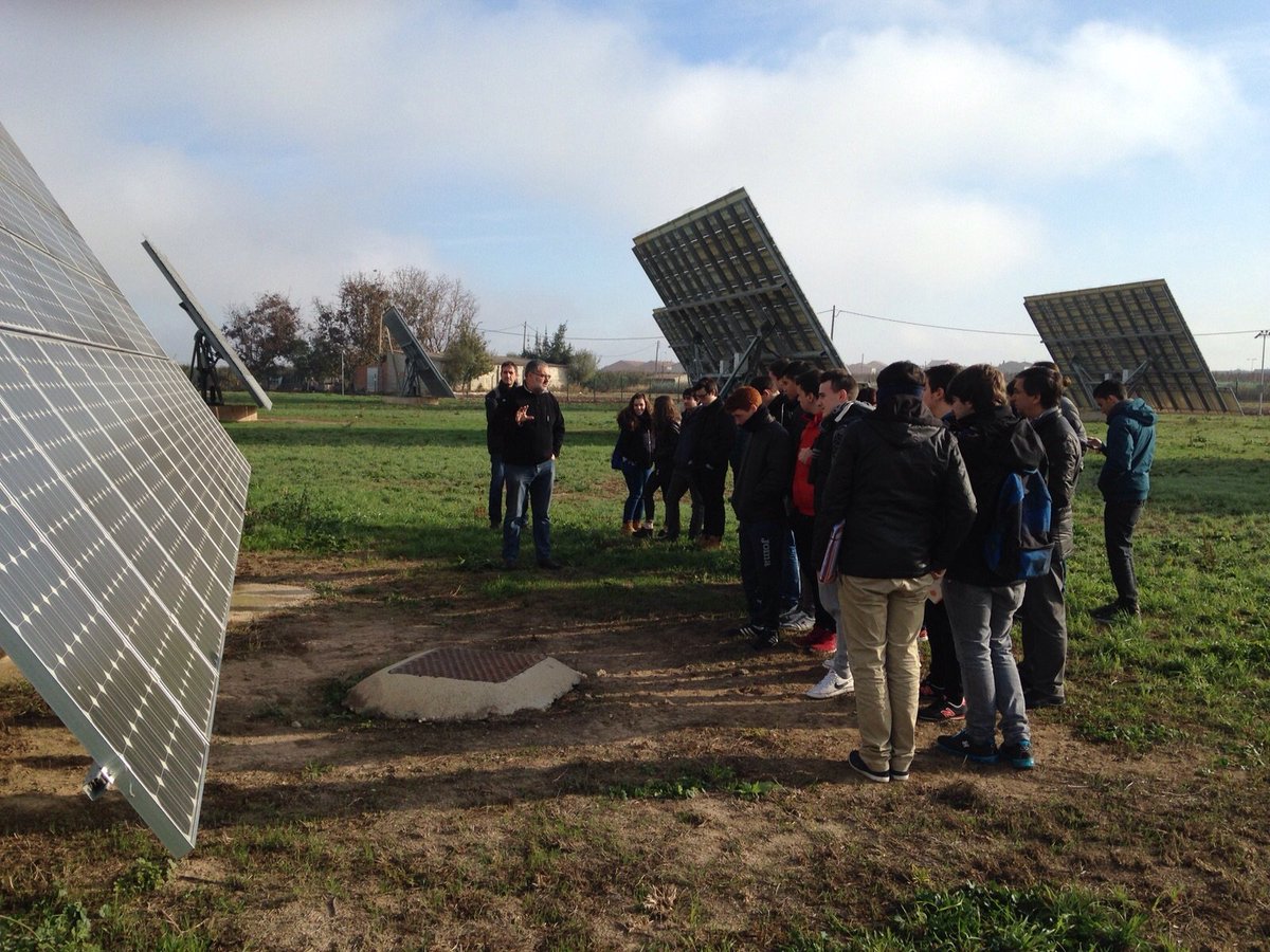 SofosEnergia's tweet photo. Avui els alumnes de l'I.E.S. Ciutat de Balaguer han visitat la instal•lació fotovoltaica que vam realitzar al Poal https://t.co/P0ukWJEFlE