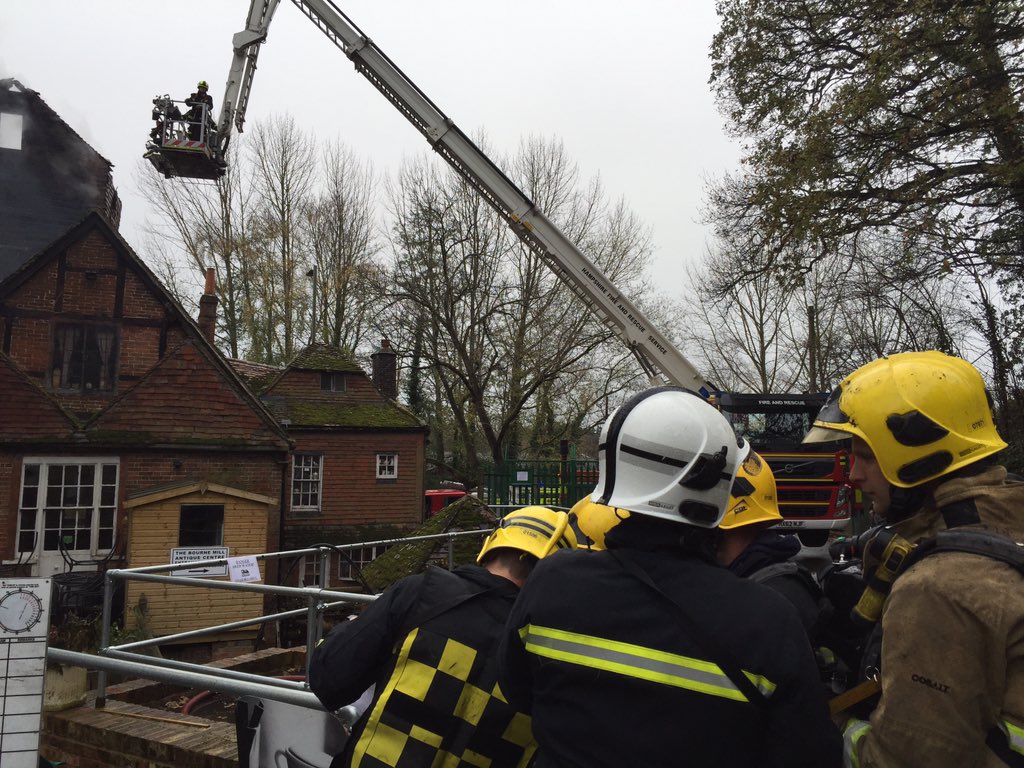 Rushmoor02's tweet photo. Crews working jointly at the scene in #FarnhamFire @SurreyFRS @Hants_fire multiple crews in attendance #jointworking https://t.co/I5EEHoiVuG