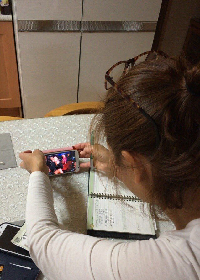 gaeburrowCL's tweet photo. 엄마한테 감상평을 부탁했습니다.엄마..빠수니딸 둬서 힘들지..ㅎ..? #HELLOBICHES @chaelinCL https://t.co/15sqeoIZ0L