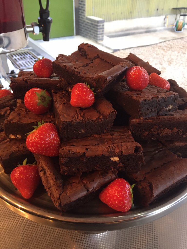 1stunitCraft's tweet photo. Yummy chocolate brownies 😋👌🏻😋 https://t.co/3CRKxqcx0K