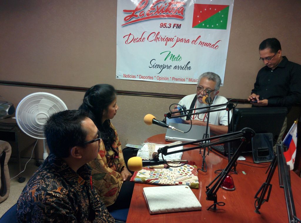 Indonesiainpty's tweet photo. Berbagi keindahan dan keunikan Batik dengan pendengar La Exitosa Chiricana 95,3FM di David, Chiriqui. #workshopbatik https://t.co/xJ6PjsHfP6