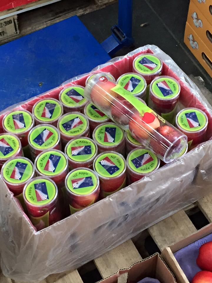 Apples in China feature 'new' NZ flag before referendum
freshplaza.com/article/149609…