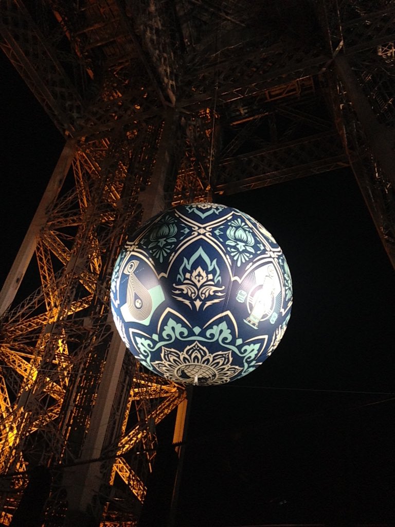 camiskind's tweet photo. #flashnew : photo du boule de la dame de fer! https://t.co/sMd4FDwDAC