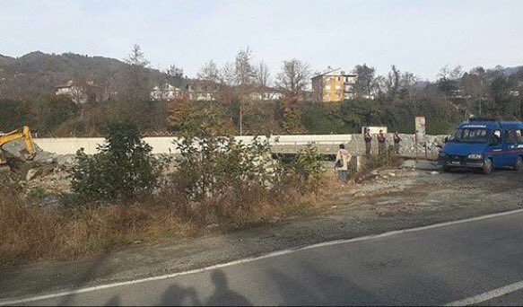 dersimcevre's tweet photo. #Artvin #Arhavi'de #MNG'nin izinsiz çalışmasına karşı tutanak tutuldu, kepçenin önüne geçen 1 kişi gözaltına alındı! https://t.co/2eeCyJJIEd