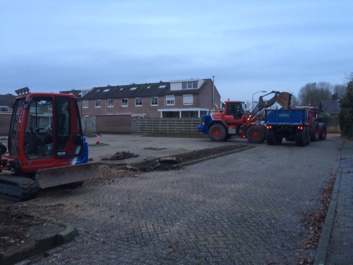 vanroonasperen's tweet photo. Van Roon is vanmorgen gestart met de aanleg van de hemelwater riolering op de Schoutlaan te Asperen. https://t.co/5BOFcsxIjk