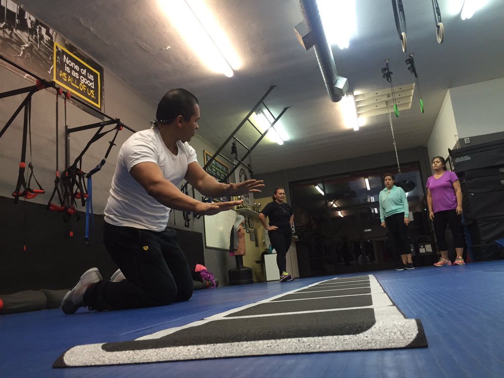elworkoutfitcb's tweet photo. Trainer Juan valiente teaching some ladder drills. Juan valiente mostrando como trabajar la escalera de agilidad https://t.co/RGRzZ0oied