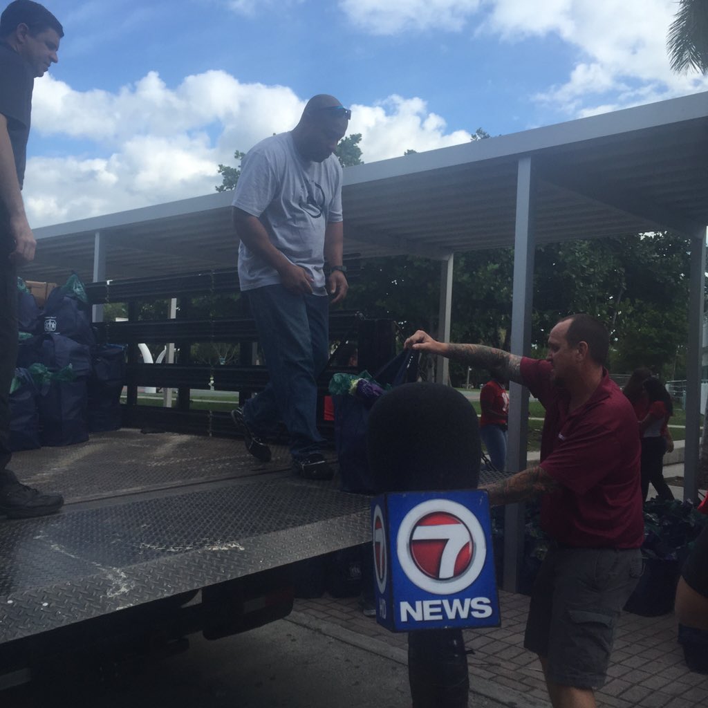 MiamiBeachPD's tweet photo. Thank you @wsvn for joining us as we load our truck with turkeys for needy families. #MBPAL https://t.co/WpDImjF0BE