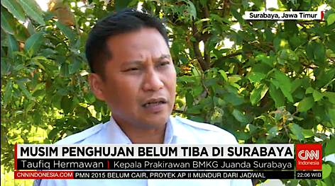 Musim hujan belum tiba di Surabaya. Banyak warga berteduh di pinggir jalan sebelum melanjutkan perjalanan.