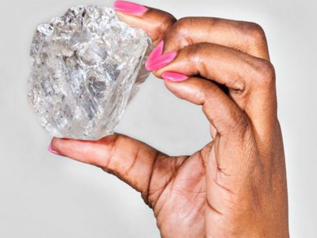 Lookmagazine's tweet photo. #BlingAlert! Have you seen the size of this diamond?! https://t.co/xQOYexn4sR https://t.co/AjaKbYjvQD