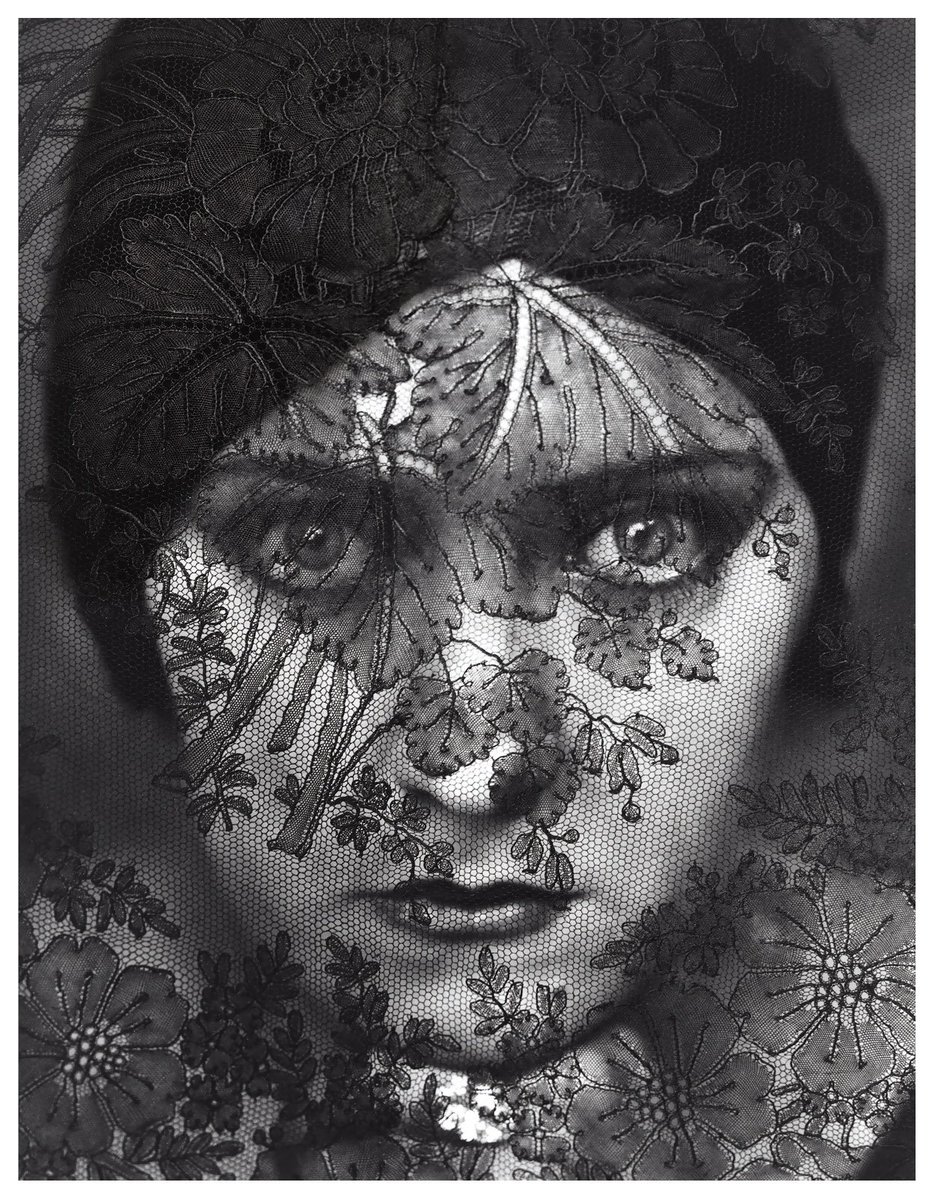 ArtForChange_'s tweet photo. "Gloria Swanson portrait", Edward Steichen (1924). #art #masterpiece #photography https://t.co/I2fJmOfhJW