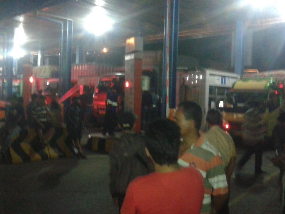 raditDrizki's tweet photo. @info_cilegon @InfoCilegon pelabuhan merak kisruh penggunaan sistem baru loket pelabuhan penyeberangan . https://t.co/cPDWyc6ERN