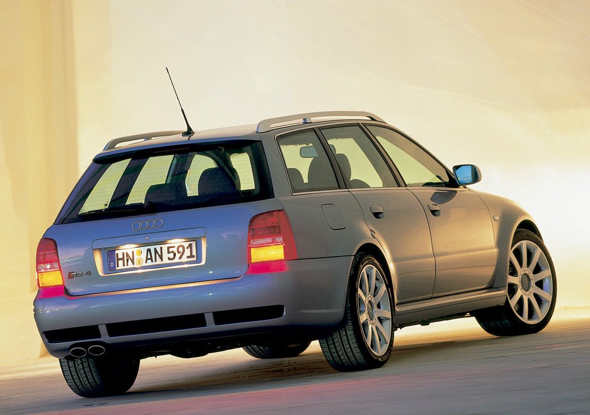 Ауди универсал москва. Audi rs4 2000. Ауди rs4 avant b5. Audi a4 универсал 2000. Rs4 avant 2000.