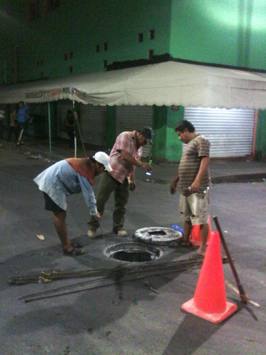 TuxtlaSMAPA's tweet photo. En atención a reportes de la ciudadanía, personal del #SMAPA ejecutó desazolve de drenaje sanitario en 4 Sur y 1 Ote https://t.co/38S8jNeyJj