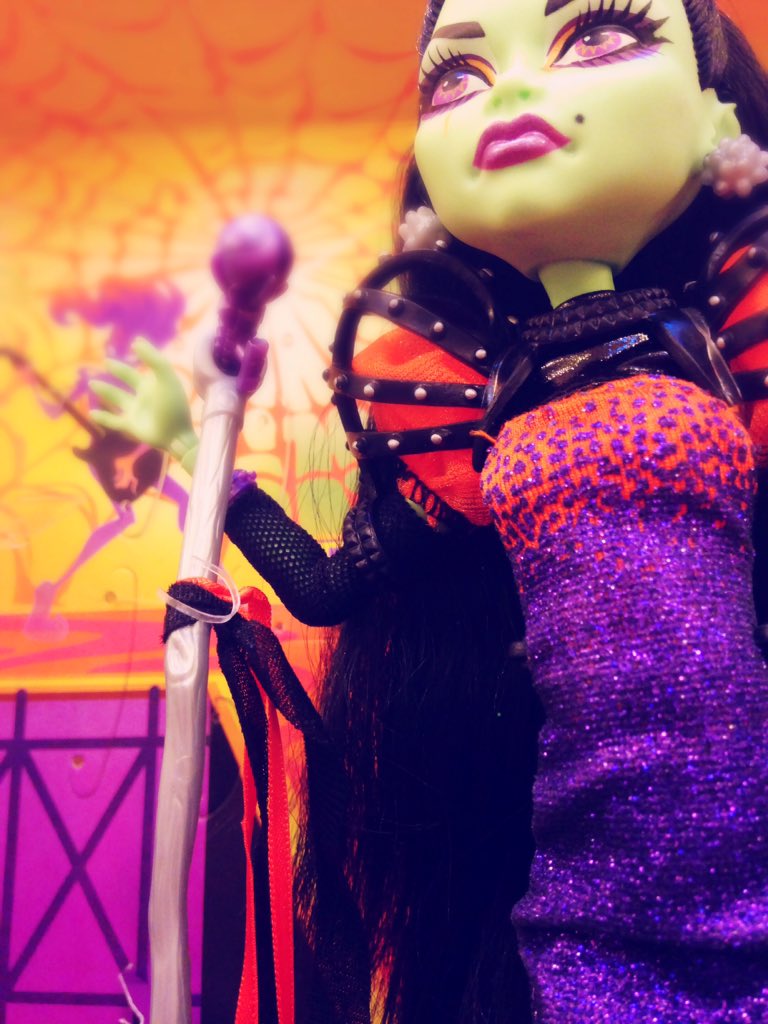 GrimGoredashian's tweet photo. Late to the party but I randomly found #CastaFierce today! My wallet is crying but I couldn't help it! #MonsterHigh https://t.co/9TBPxrLjj3