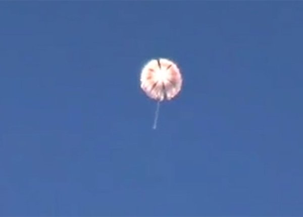 lifenews_ru's tweet photo. Боевики сняли на видео расстрел пилотов #Су24 в воздухе

Видео:
https://t.co/MaxBW0wZAJ https://t.co/5FCkesv8t6