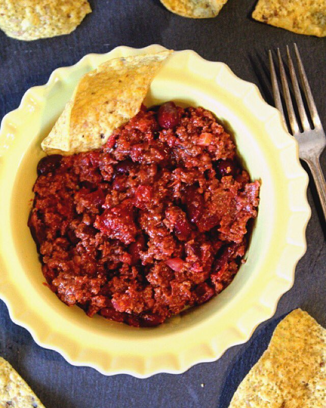 Avec ce temps frisquet, ma recette de chili con carne aux betteraves saura vous réchauffer!!! Lien dans ma bio!! ☀️🍴