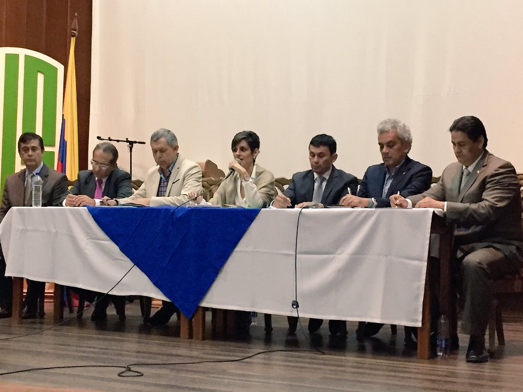 UIS's tweet photo. #UISparticipa Ronda de preguntas a los candidatos a @RectoriaUIS sigue en vivo aquí ->https://t.co/i5oNdp3chR https://t.co/enPoH5jX6f
