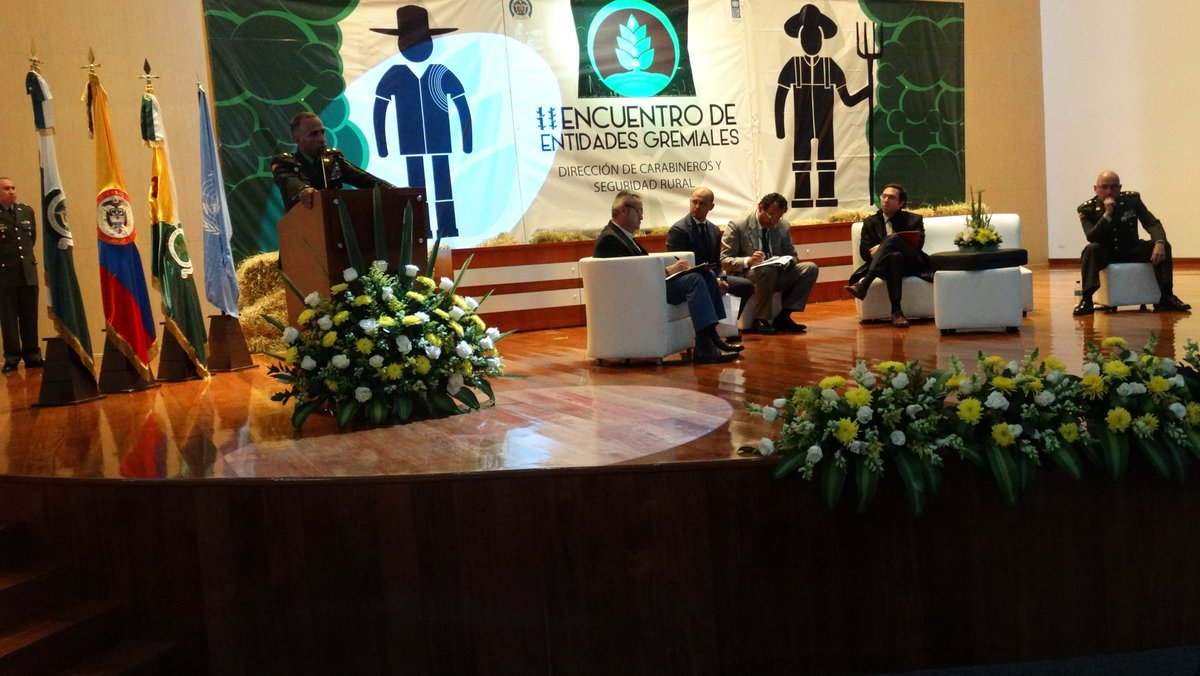 CarabinerosCol's tweet photo. Intervención del señor @BGLuisMartinez durante el II Encuentro de Entidades Gremiales del país. #JuntosConElampo https://t.co/AVyJhiuUql