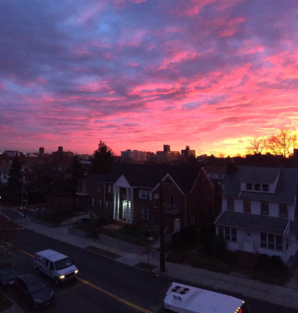 realsaraf's tweet photo. #Sunday #NewYork Sky was pretty colorful. Can't help but share. #ShotWithiPhone https://t.co/WKXEk10pam