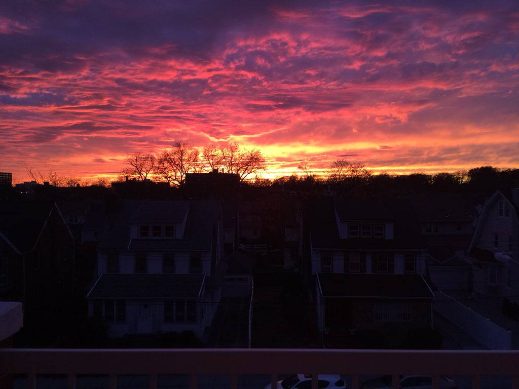 realsaraf's tweet photo. #Sunday #NewYork Sky was pretty colorful. Can't help but share. #ShotWithiPhone https://t.co/WKXEk10pam