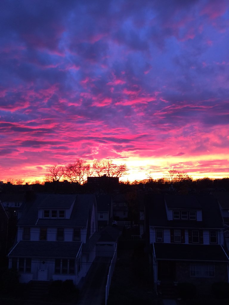 realsaraf's tweet photo. #Sunday #NewYork Sky was pretty colorful. Can't help but share. #ShotWithiPhone https://t.co/WKXEk10pam