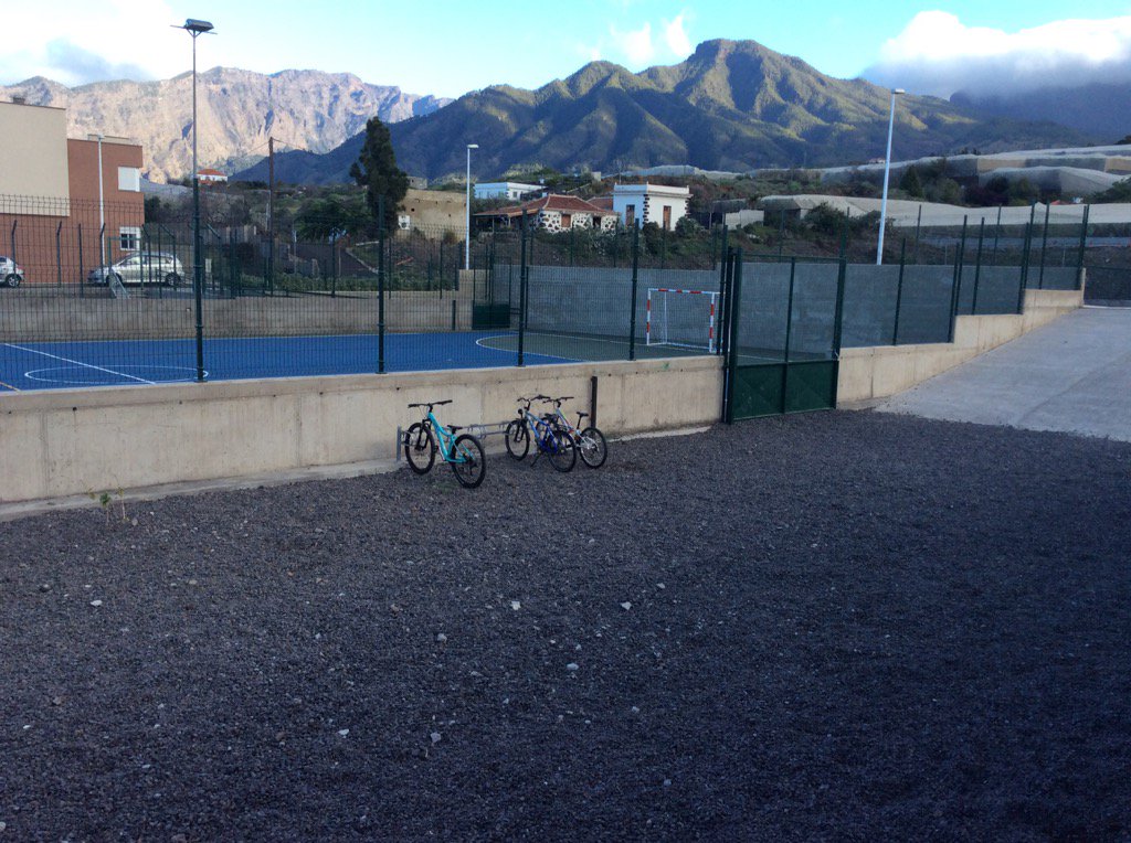 En el CEIP La Laguna de Los Llanos de Aridane (La Palma) ya va dejando rastro su Serpiente: el "aparcabicis" nuevo.