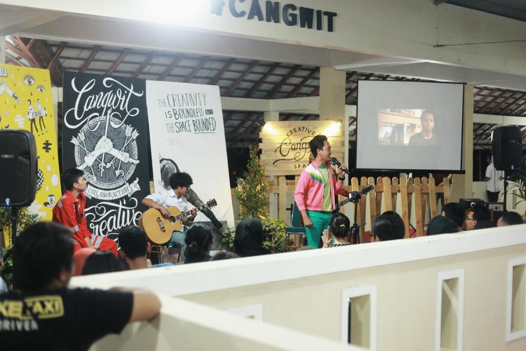 cangwit's tweet photo. Enjoy the music,enjoy the joke by @TheMudub . Maturnuwun mas-masee sdh membuat #softlaunching #cangwit petjaahh 👊🎉 https://t.co/PQk1niHcV4