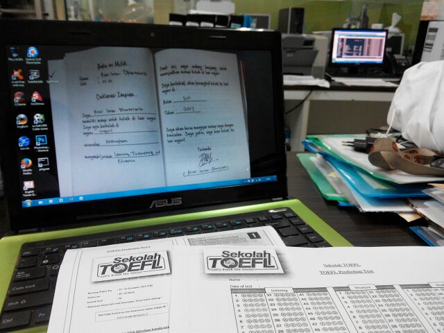 Disela2 kerja sif sore, mengerjakan listening section toefl prediction test by <a href="/01_budi/">Budi Waluyo, Ph.D.</a> <a href="/Sekolah_TOEFL/">Sekolah TOEFL</a> #Semangat