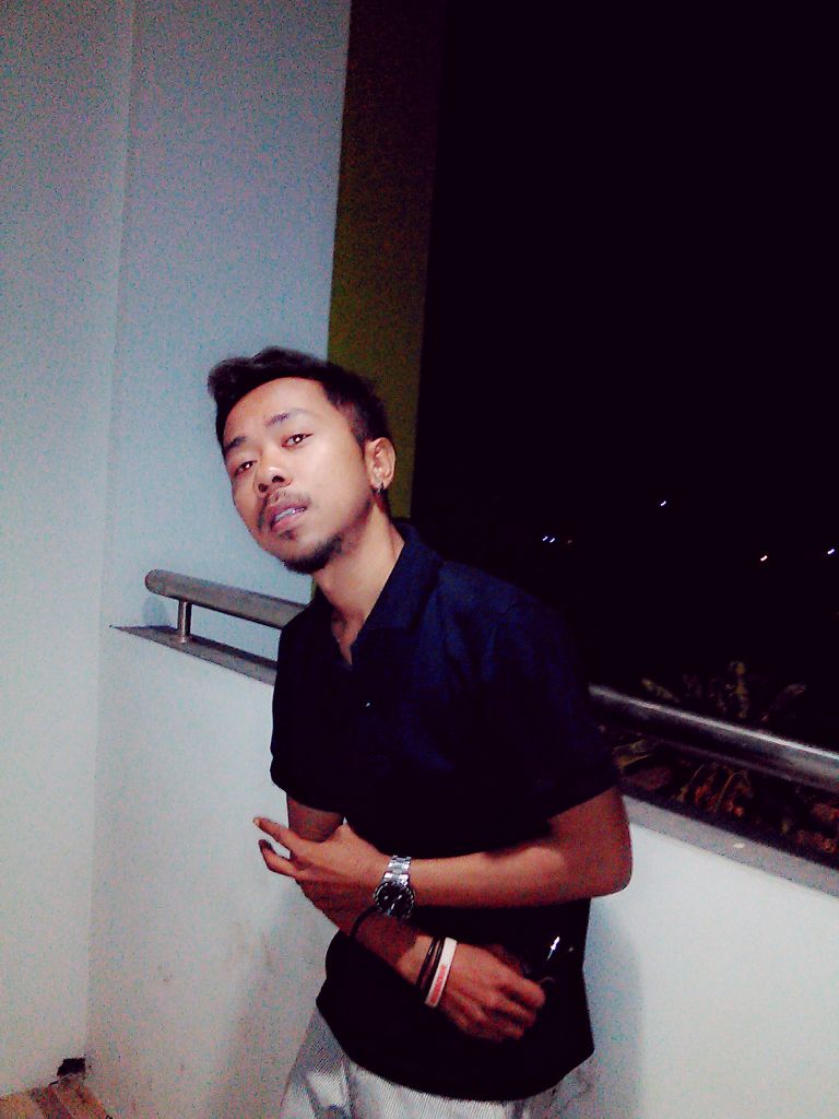 arya_duy's tweet photo. Yg laen mah pada didlm jenguk yg sakit gua malah asik fto2 dibalkon, buat angga cepet sembuh yaa... https://t.co/JHijABwRm0