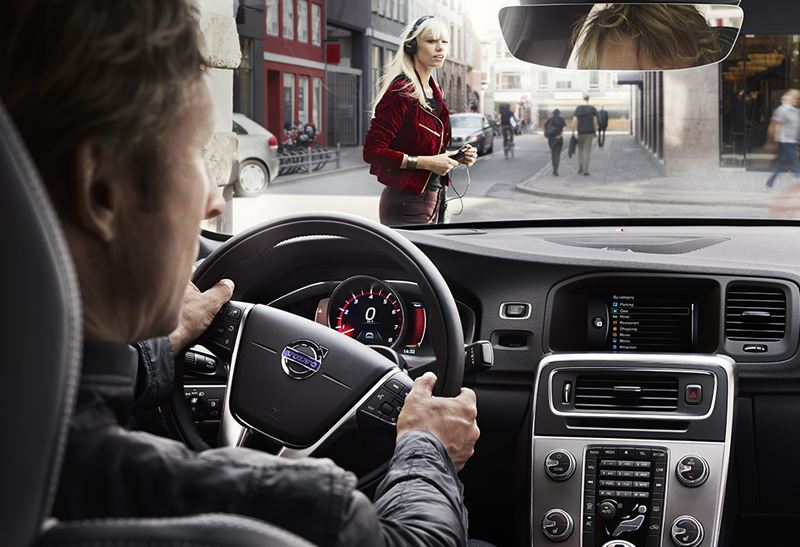 VolvoCarPoland's tweet image. Kierowcy może zdarzyć się moment nieuwagi, systemowi — nigdy. #IntelliSafe zadba o Was podczas powrotu do domu.