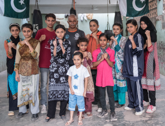 WomenintheWorld's tweet photo. 13 girls in #Pakistan are all longing for the perfect ring -- a boxing ring, that is: https://t.co/axRsSUuqeW https://t.co/O91q3xiItr