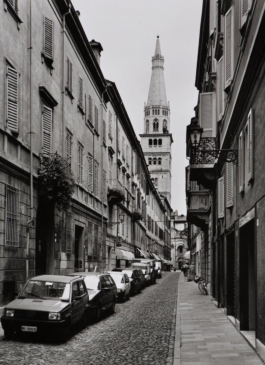 modena_pic's tweet photo. #GrandiFotografi #Modena vista da Gabriele Basilico, Via Cesare Battisti, 1994, @GalCivModena https://t.co/UTV7cq7KcX