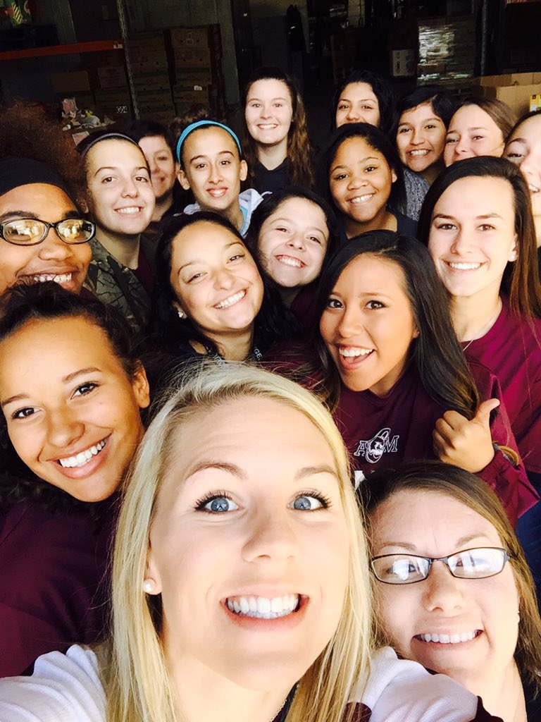autumn_lance's tweet photo. @amc_softball visited the Brazos Valley Food Bank today and gave 313lbs of food to those in need!!! BTHOHunger https://t.co/ng3YiEIIB8