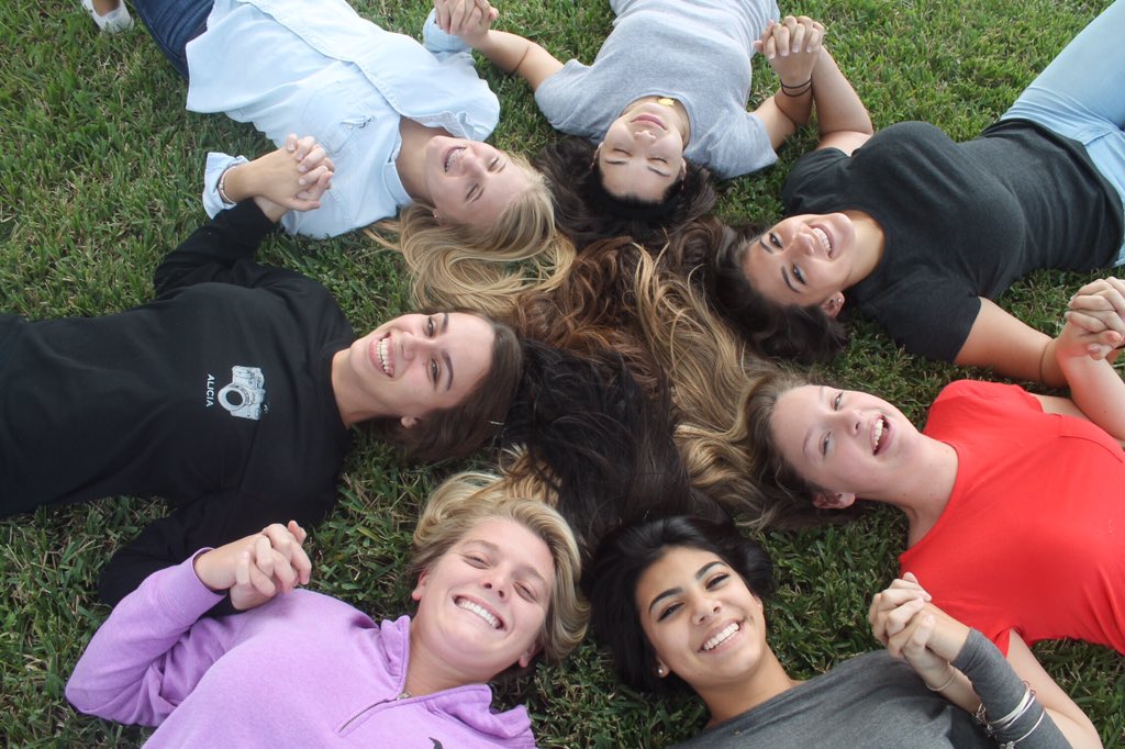 JBH2017yearbook's tweet photo. Your 2015-2016 Editors 😊📚 https://t.co/WwFczHauZA