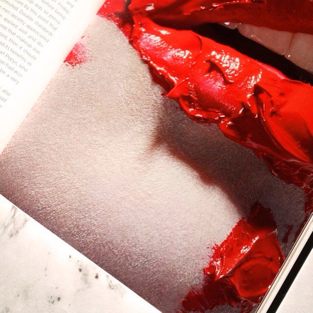 lovetomtom_'s tweet image. I can't put it down!  lovetomtom.com/bookclub #FacePaintBook #lisaeldridge #pictureofapicture #makeup #book #reading