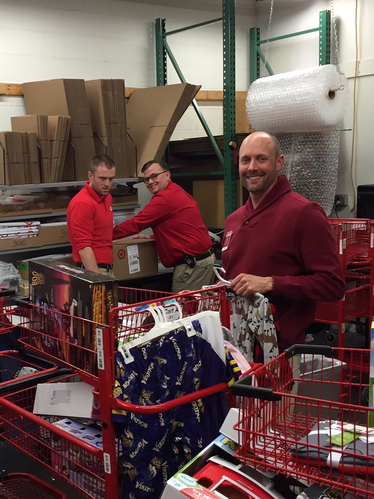 Our fearless leaders helping in flexible fulfillment #oneteamonedream #weareT1375 <a href="/MurrayWWilliams/">Murray</a> <a href="/ShannonGehrmann/">Shannon Gehrmann</a>