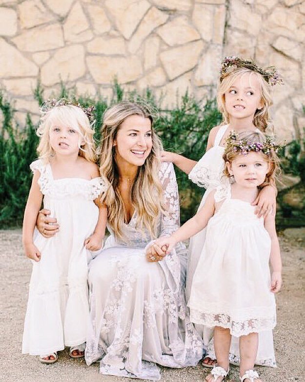 lovedetailed's tweet photo. The more flower girls the better! Such a sweet moment captured by @yeahweddings! 🌸: @keithjlaverty 📋: @lvlweddings … https://t.co/iZoXB3RwhL