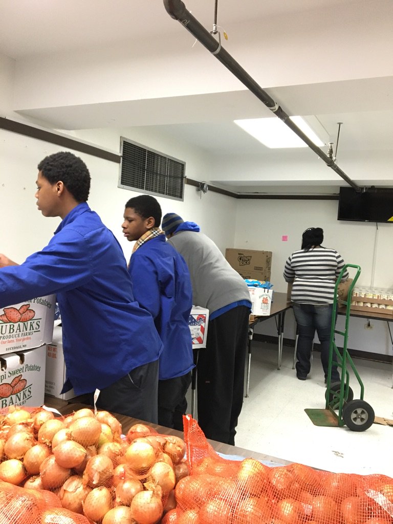 MsSpencerTech's tweet photo. @ChiPubSchools. Doors open at 1pm. We have onions, potatoes, corn, cereal and canned goods! https://t.co/sQ96L4wXDB