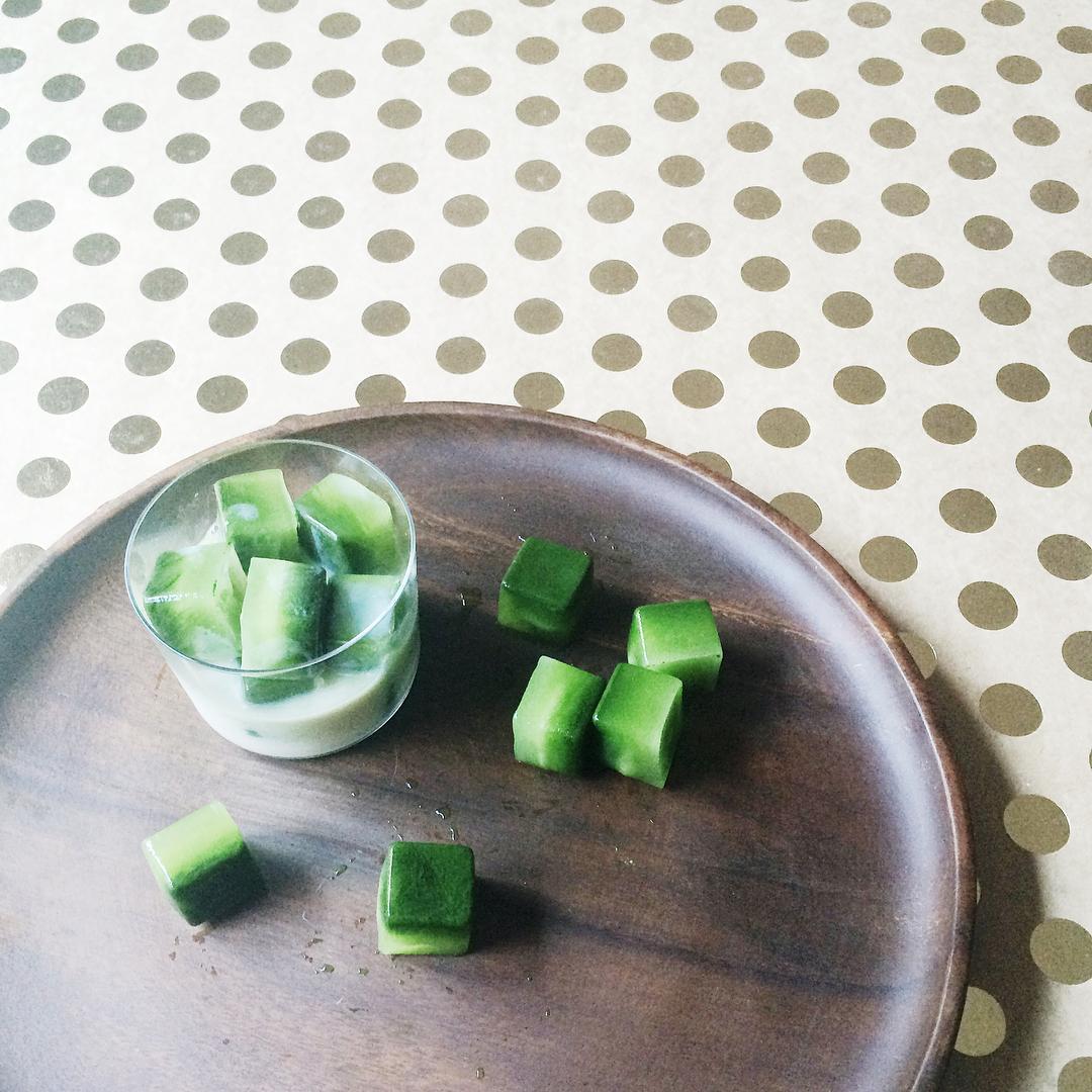 matchazentea's tweet photo. Testing matcha ice cubes. #tea #yum #matcha #greentea #instatea #polkadots #gold #instamatcha #teatime https://t.co/6cp77TLllr