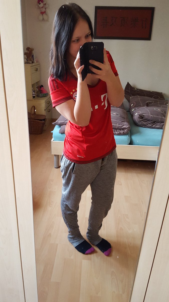 Weniger als zwei Stunden bis zum Anpfiff des <a href="/FCBayern/">FC Bayern München</a>. Ich kann es kaum erwarten! ⚽❤ #FCBOLY