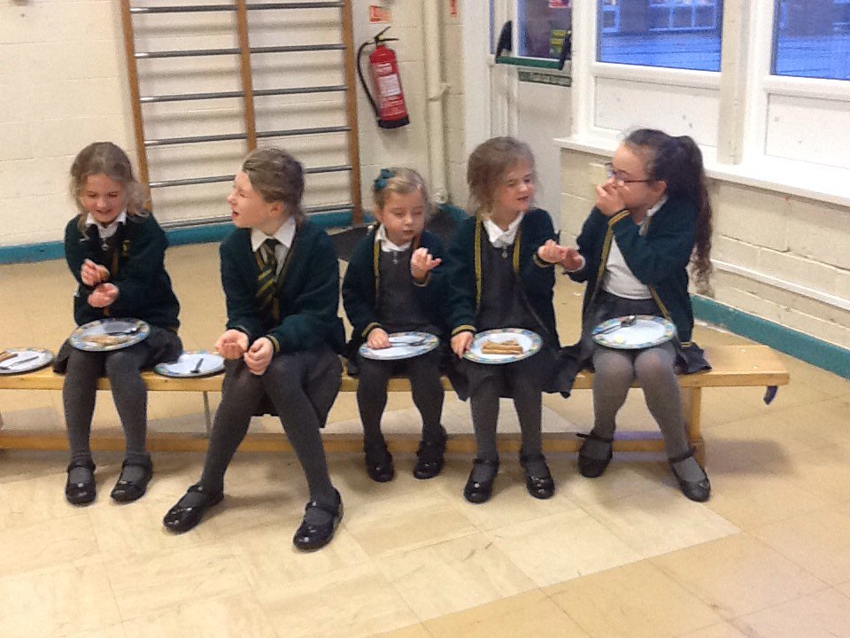 fazkids's tweet photo. I am a celebrity get me out of here! Food trial https://t.co/vXXluxKNF8