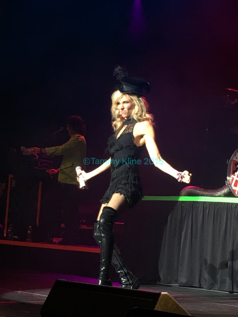 TammyKline_'s tweet photo. @DebbieGibson love your outfit! I'm psyched I caught this moment at the show!! #shakeit #blackfringe @esibert23 https://t.co/i9IdV2TXu9