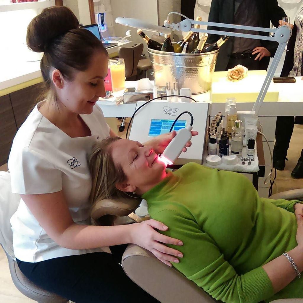 CanaryWharfLive's tweet photo. Diane trying out the new Elemis Biotec  machine at ReSPA in Reebok Sports Club https://t.co/QEQ0qYId05 https://t.co/tISnu9JoZK
