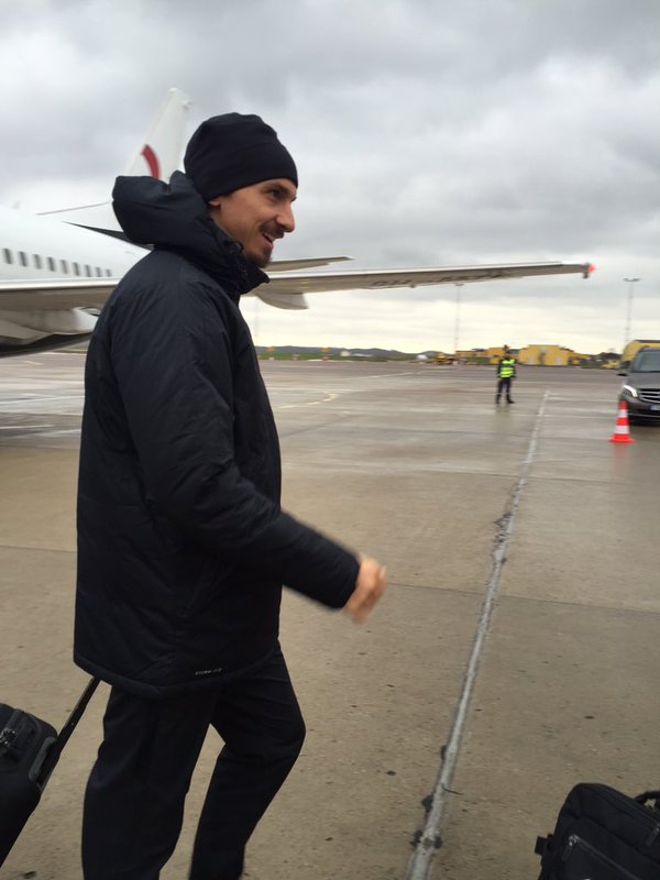 PSGindonesia's tweet photo. .@Ibra_official dan kawan-kawan saat tiba pertama kali di Malmö !! #MALPSG #ZlatanIsBack https://t.co/M5KJ3OIeiS