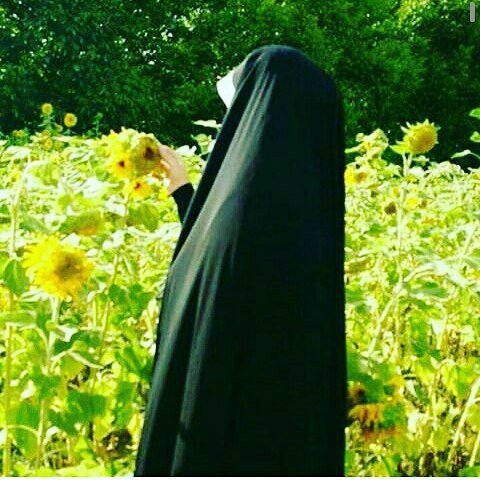 اخلاقك لاتغيرها للاسوء من اجل ارضاء احدهم فيوم القيامه ستحاسب وحدك