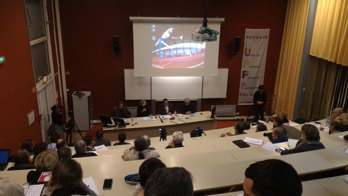 SiliconComte's tweet image. Conférence très pertinente de @curieusedetout au CESR pour la publication d'un nouveau rapport sur le numérique.